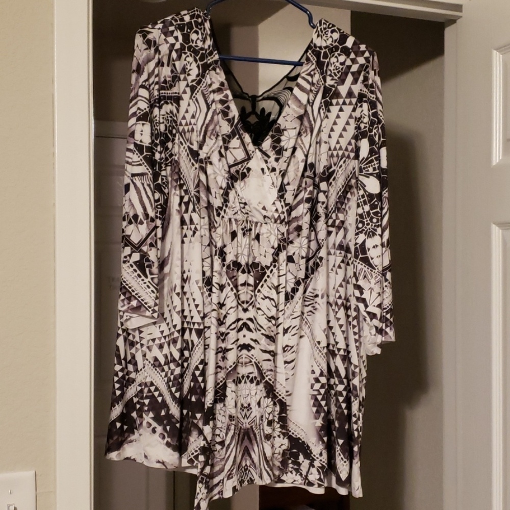 Sz 30/32 White/Black Blouse from Avenue!!